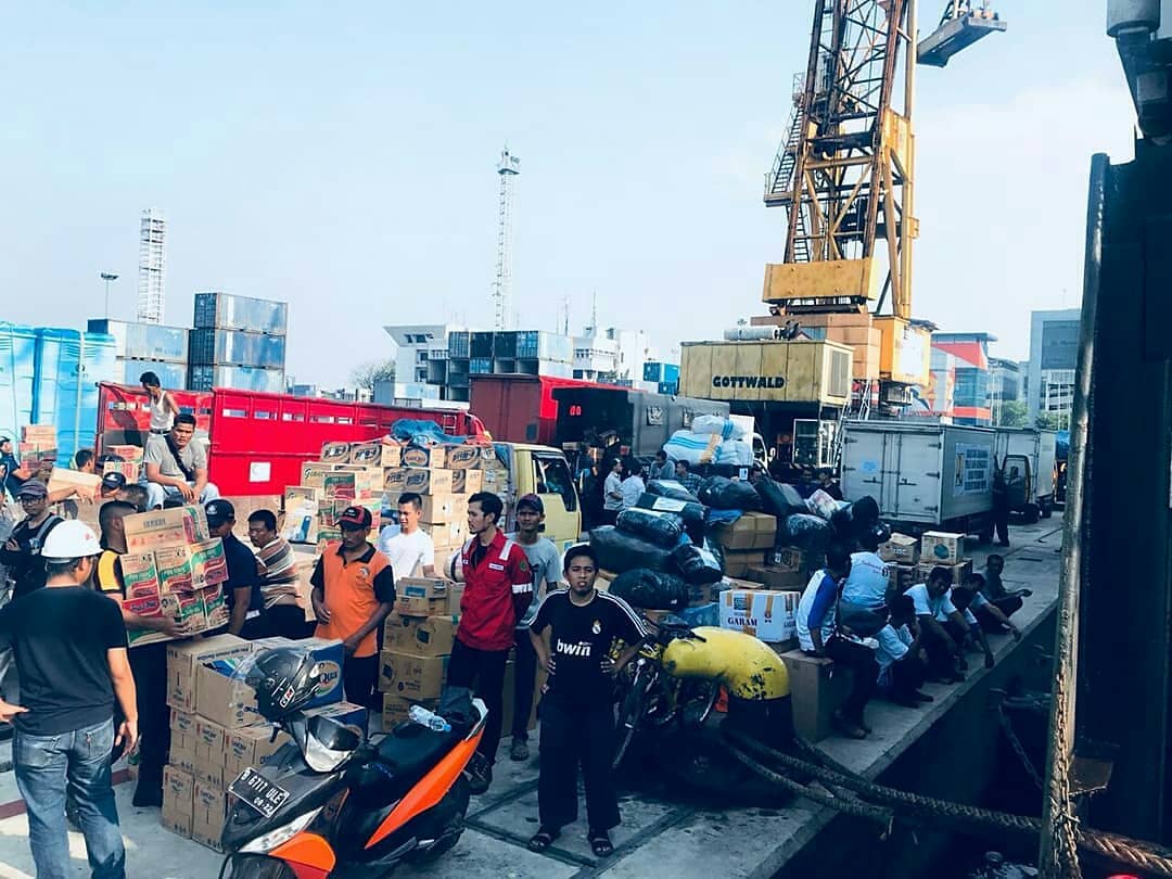 BPPT_ROUM18's tweet image. Bantuan dari Bag. Biro Umum BPPT untuk korban bencana Gempa &amp;amp; Tsunami Donggala, Palu Sulawesi Tengah yang sedang dimasukkan ke kapal @Barunajaya_BPPT .
Tanggal : 03 Oktober 2018
#prayforpalu #bppt_ri #roum18 #roumga8 #barunajaya #tjpriok #indonesia