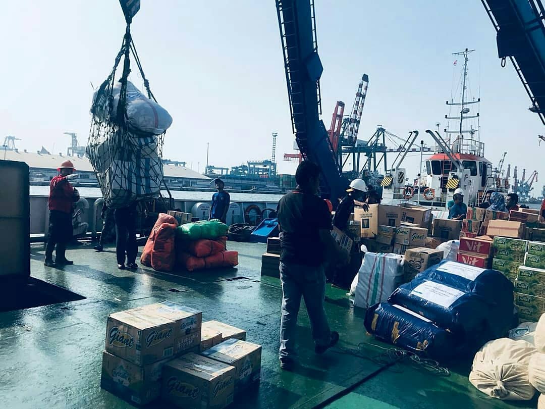 BPPT_ROUM18's tweet image. Bantuan dari Bag. Biro Umum BPPT untuk korban bencana Gempa &amp;amp; Tsunami Donggala, Palu Sulawesi Tengah yang sedang dimasukkan ke kapal @Barunajaya_BPPT .
Tanggal : 03 Oktober 2018
#prayforpalu #bppt_ri #roum18 #roumga8 #barunajaya #tjpriok #indonesia