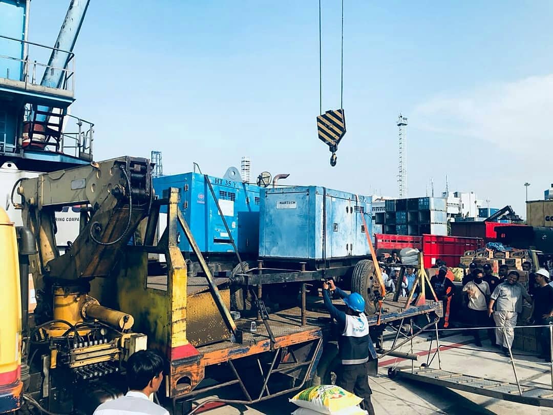 BPPT_ROUM18's tweet image. Bantuan dari Bag. Biro Umum BPPT untuk korban bencana Gempa &amp;amp; Tsunami Donggala, Palu Sulawesi Tengah yang sedang dimasukkan ke kapal @Barunajaya_BPPT .
Tanggal : 03 Oktober 2018
#prayforpalu #bppt_ri #roum18 #roumga8 #barunajaya #tjpriok #indonesia