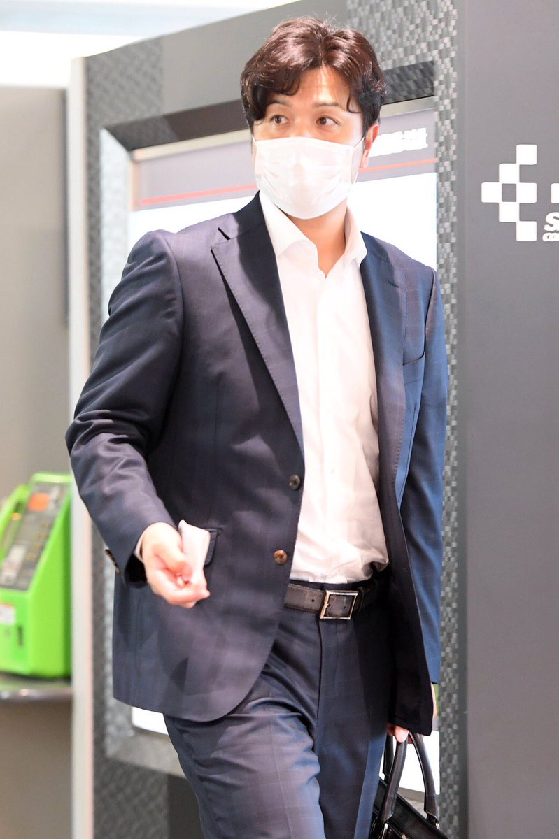 日刊スポーツ 巨人担当 على تويتر 日刊スポーツ ｇコレ 移動写真特集 広島から移動した 高橋由伸 監督 撮影 たえ見朱実 Giants ジャイアンツ スーツ姿 イケメン