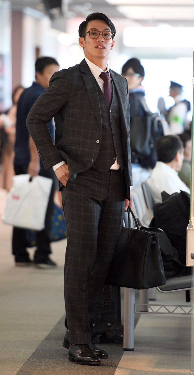 日刊スポーツ 巨人担当 على تويتر 日刊スポーツ ｇコレ 移動写真特集 広島から移動した 高橋由伸 監督 撮影 たえ見朱実 Giants ジャイアンツ スーツ姿 イケメン