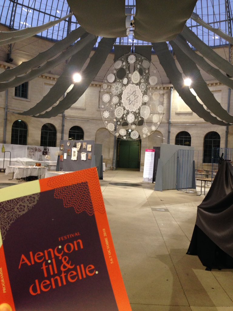 Le soleil se lève sur la Halle au blé pour la 3ème édition du festival #filetdentelle #visitalencon #alencon365 // on ne fais pas dans la dentelle !