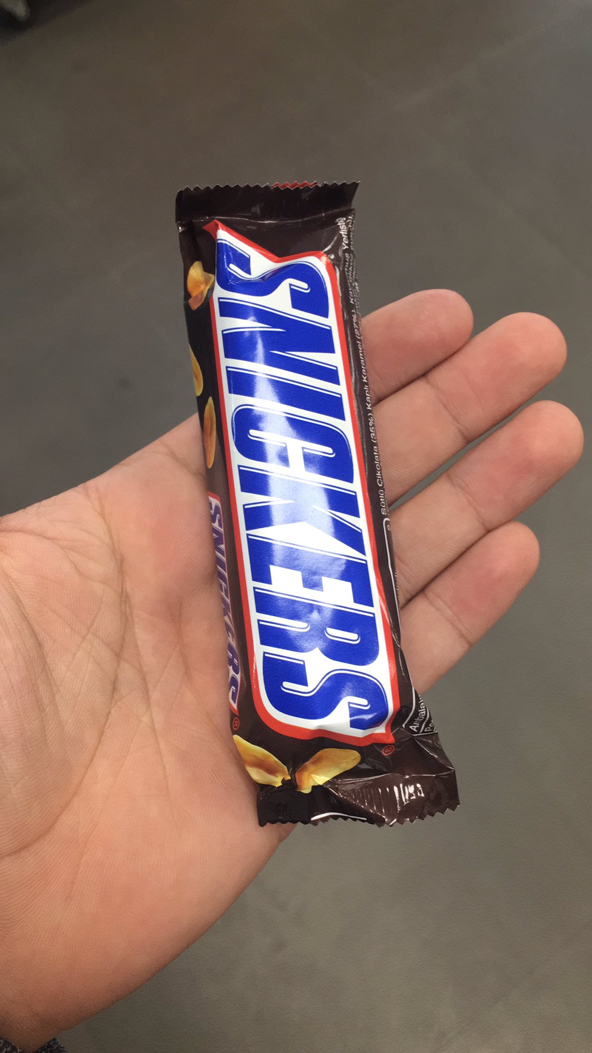 Сникерс в руке