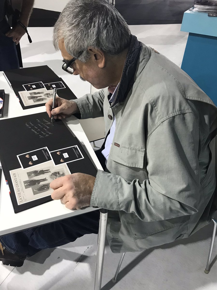 AuziasLaure's tweet photo. Dédicaces au Mondial de l'Auto. Hall 5-1 à La Boutique, du livre « GRANDS PRIX » de HENRI CHARPENTIER &amp; BERNARD BAKALIAN, éd. Solar.
Du 4 au 8 octobre. De 16h à 18h.
#seancedededicaces #parismotorshow #parismotorshow2018 #mondialdelauto #formule1 #paris #france #livre #book ✨ https://t.co/xpdDKZ0RCu