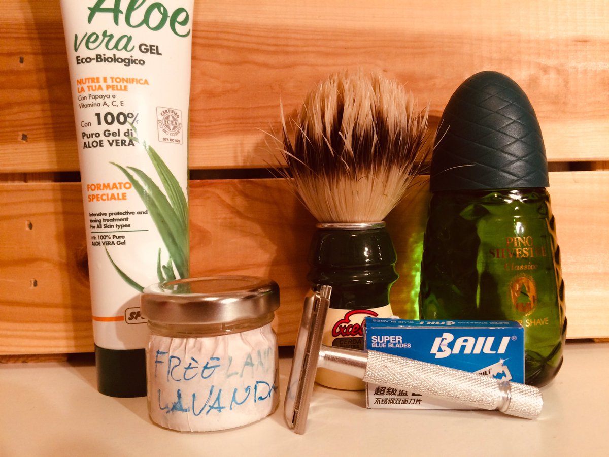 riky_76's tweet photo. Some new entry today! #wetshaving #sotd #aloe #pinosilvestre #gillettetech #baili #semogue #vintage #traditional #freelander #lavanda https://t.co/X48Rie5rih
