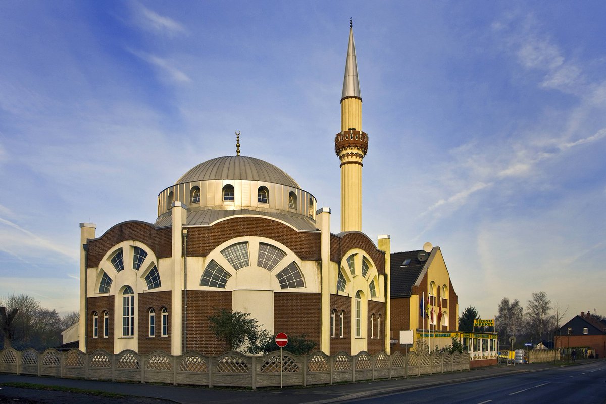 #JummahMubarak everyone! my muslim friends will visit the nearest mosque for prayers today. Did you know that we celebrated #OpenMosqueDay every year on 3 October? nearly 900 mosques in #Germany opened their doors to non-muslims, giving message of peace and transparency