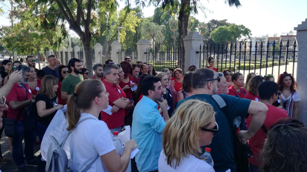 Copesaeduso's tweet photo. Muchas gracias a todos y todas los que estuvisteis ayer en nuestra concentración a las puertas del Parlamento para reivindicar la unificación de categorías profesionales #muevefichaya por la #educaciónsocial #EducaciónSocial https://t.co/NQbXwGAHam