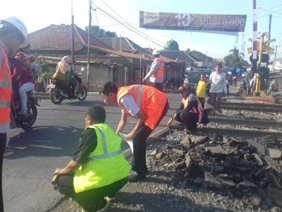 imo_djka's tweet photo. Selain itu Kegiatan Monitoring MC 100 Perbaikan Perlintasan Sebidang di Daop 2 Bandung dan Daop 3 Cirebon
@perkeretaapian @kemenhub151 https://t.co/EdiJnTrZ75