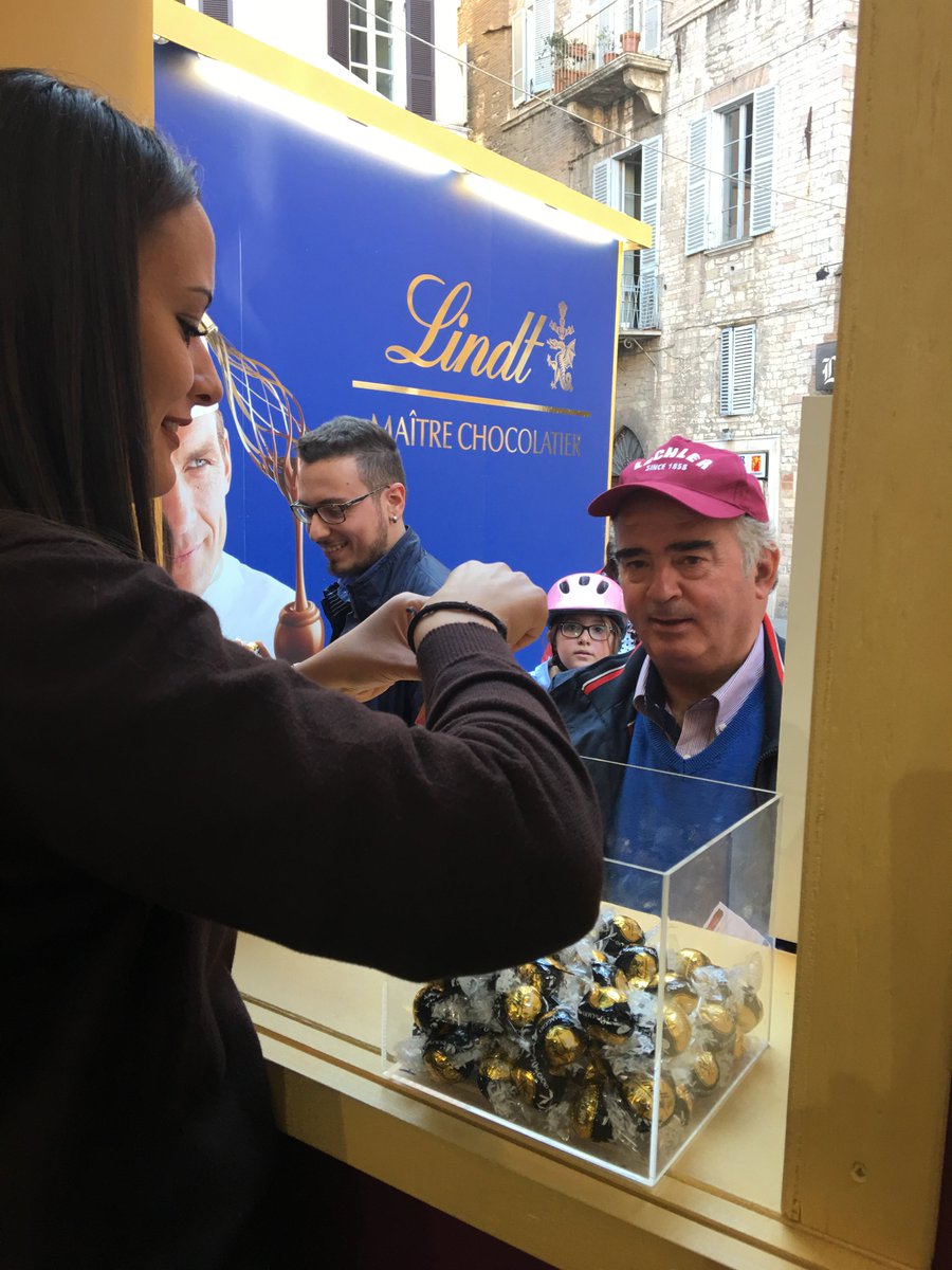 faceciok's tweet photo. Con #Chococard, durante #Eurochocolate potrai ritirare presso il @Lindt Store una boule #Lindor latte o extra fondente 70% cacao. C'è solo l'imbarazzo della scelta! 😋 https://t.co/hEYWYml0RX