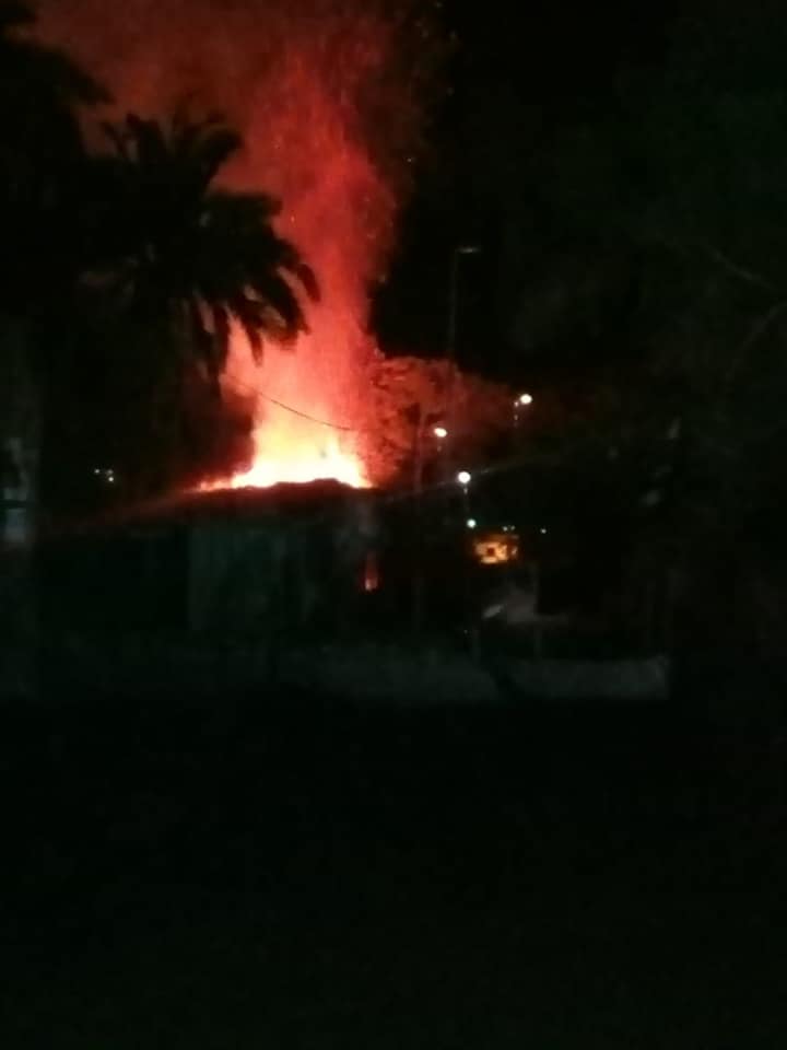 _ArriveAlive's tweet photo. Arson suspected in business Fire in Verulam https://t.co/lo8n4u3zpg #ArriveAlive #ReactionUnit https://t.co/dFAIGb27Iw