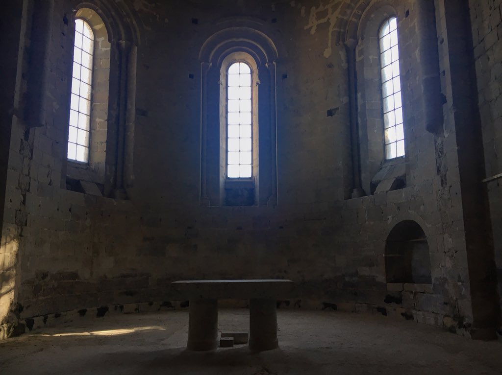 Galomaap's tweet photo. Una iglesia sin una mano de pintura, por Dios, es lo que pidieron y construyeron unos monjes cistercienses en el medievo. El resultado: la abadía de #Flaran @tourismecondom #tourismecondom #venalsudoestedefrancia https://t.co/bEzNKf5PCl