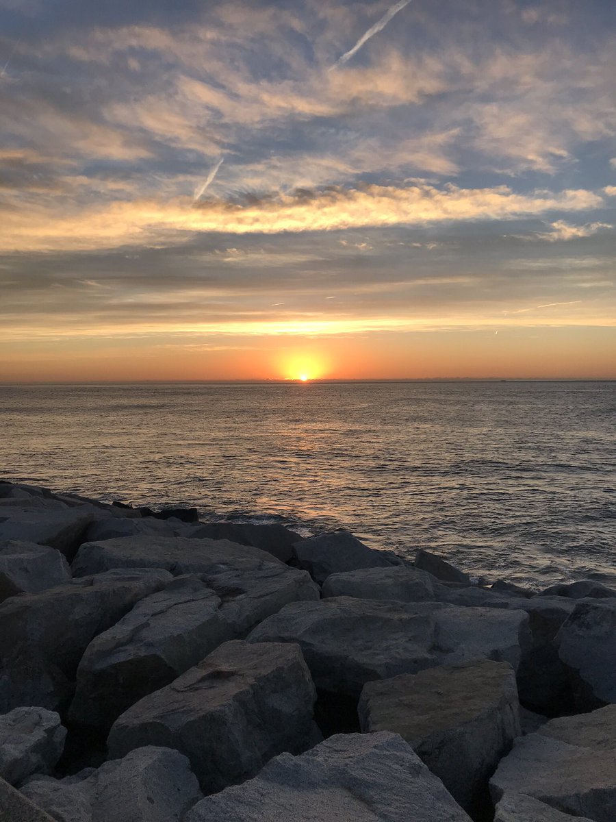cesartgil's tweet photo. #FF emocionante @jluis8 @tirademarketing @ignacio_conejo @CecyMezaBaides @_gastre @rubenalonsoes @Daniel_Moreca @Ajsmorillas @ma_martin @agusmadariaga @MontAlSol @KanezaDiane @soywebmaster @jluis8 @saraescuderogar @sana_su_sana @MonyAmieva 

#FelizFinde #MarketingDigital https://t.co/xd6ZC10LBN
