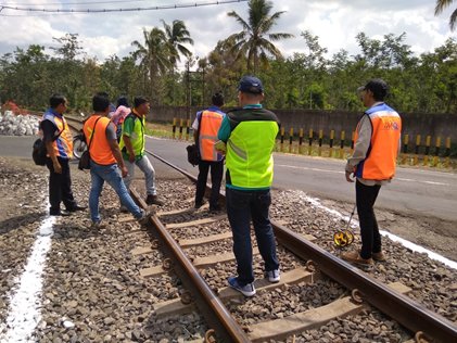 imo_djka's tweet photo. Selain itu Kegiatan Joint Inspection Persiapan Perawatan JPL, Survey Pemeriksaan Kondisi Jembatan, Pelaksanaan Kegiatan Perawatan JPL, dan Survey pengukuran perencanaan Perawatan daerah rawan di Wilayah Jawa Bagian Timur
@perkeretaapian @kemenhub151 https://t.co/2EmazXgil1