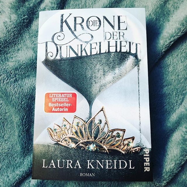 NinaBilinszki's tweet photo. ENDLICH IST ES DA 😍😍😍😍
Ich weiß gar nicht, wann ich die ersten Kapitel aus #DKDD zum Lesen bekommen hab, aber es muss sicher zwei Jahre her sein. Ich weiß aber noch, dass ich von Anfang an begeistert von der Story war. Da steckt so viel unfassbar Tol… https://t.co/OutHMRw9i6 https://t.co/GVlzLwKEz7