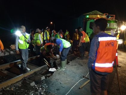 imo_djka's tweet photo. Selain itu Kegiatan Joint Inspection Persiapan Perawatan JPL, Survey Pemeriksaan Kondisi Jembatan, Pelaksanaan Kegiatan Perawatan JPL, dan Survey pengukuran perencanaan Perawatan daerah rawan di Wilayah Jawa Bagian Timur
@perkeretaapian @kemenhub151 https://t.co/2EmazXgil1