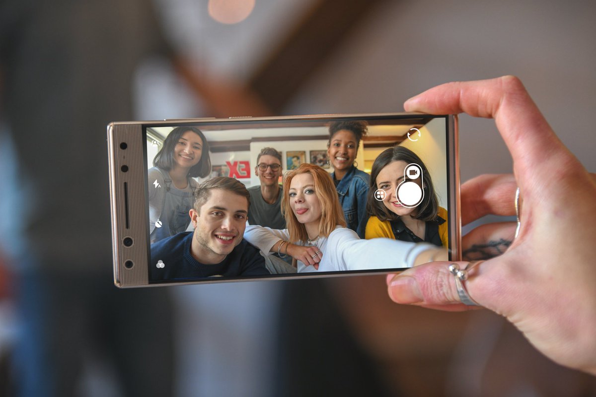alcatelmobileuk's tweet photo. The #Alcatel 5's Intelligent Field of View adjusts from portrait mode to super wide angle depending on how many faces are in the frame - so you can capture that perfect groupfie to celebrate World Smile Day! Available from @littlewoods - https://t.co/xVHTKqCrn3 #APhoneForEveryone https://t.co/gByyMHpdBQ