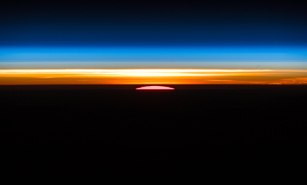 Astro_Alex's tweet photo. I don't know any words, in any language, to match the beauty of an orbital sunrise. / Ich kenne kein Wort, in keiner Sprache, das die Schönheit eines Sonnenaufgangs im Orbit auch nur ansatzweise beschreiben könnte. #Horizons https://t.co/qrsVfCJRH4