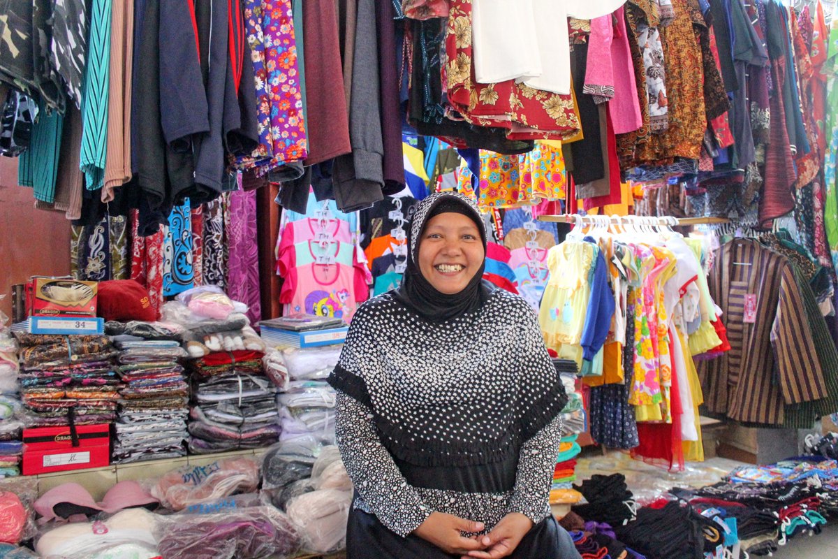 pryakkum's tweet photo. Tri has been living with #Schizophrenia for years. She takes the medicines regularly and is currently busy with her activity as a clothes seller in a nearby traditional market. Her productive activity and medicines compliance support her in maintaining her #mentalhealth. https://t.co/qi7m05zIW7
