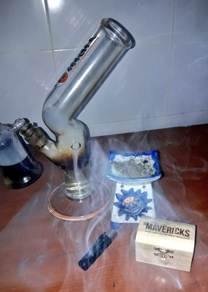 AdrycManellson's tweet photo. Weed Día Verde Mundo y Mejor Fin de semana a Tod@s Amig@s.
Con unas Flores de #MatanusK de @GeaSeeds, mi Hada, el #AdrycManellsonTesterTeam y yo Os Saludamos Y Deseamos todo Sea y #LosMejoresHumos de una #BuenaHierba,
Alegría, Paz y Semis.
Boong de, A Vuestra Salud:-))) https://t.co/0kcplgT7JL