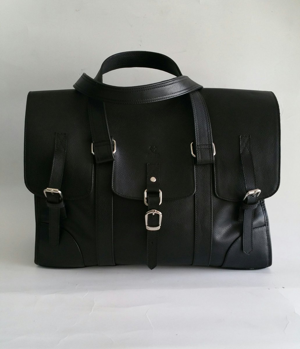 marokinerielm's tweet photo. #leatherwork #leathergoods #leather #maroquinerie #briefcases #travellers #handmade #madeinmorocco #madewithlove #casablanca #beacelet #artisanat #marrakech #cuir #leder #pelle #cuoio #handtasche #bolso #leatheraccessories #peleteria #handbag #sac #event #cuoio #men #manufaktura https://t.co/Cd2GxOji06