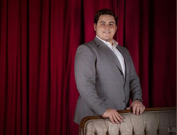 SenadorMusica's tweet photo. Estamos deseando saber cómo sonará el primer #disco de @ManuelBP92 .
¿Tendrá copla, sevillanas, rumba...?
¡Ya falta menos para escucharlo!
#ManuelBerraquero #nuevodisco #FelizFinde https://t.co/dqRl0c0YRe