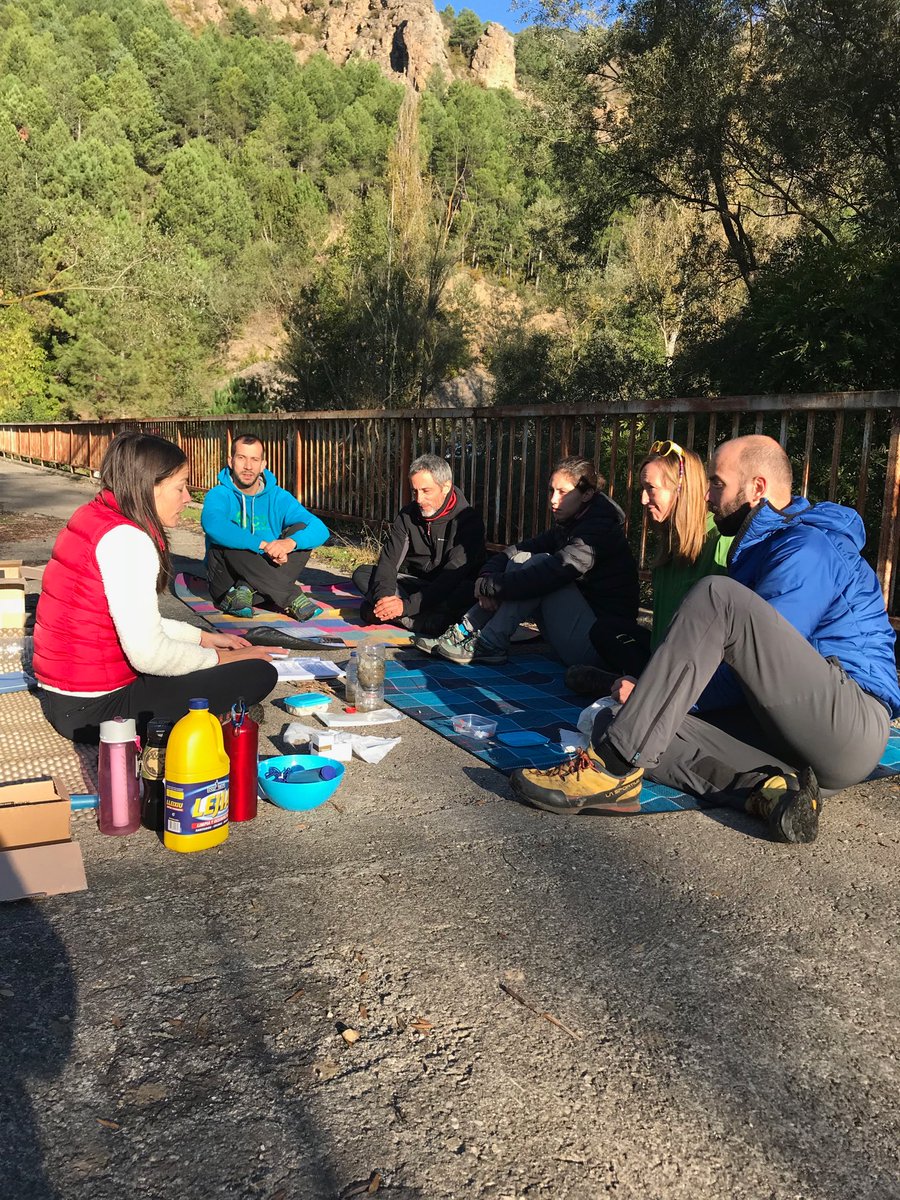 Infomountainmed's tweet photo. Trabajando otro objetivo del Diploma en Medicina de Montaña, taller de potabilización. #seguridadenmontaña #alpinerescue ⁦@HospiCerdanya⁩ ⁦@UdGMedicina⁩ https://t.co/ZTe1N6yBAA