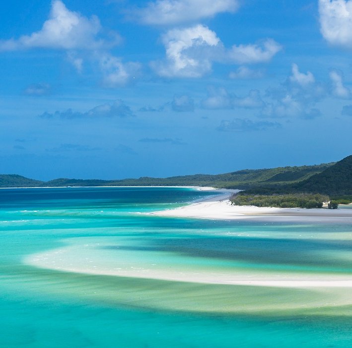 Is there anything more perfect than the pure white sand and crystal clear turquoise waters of Whitehaven Beach in the Whitsundays? We don't think so 😍 #whitehavenbeach #aatkings #smilekings