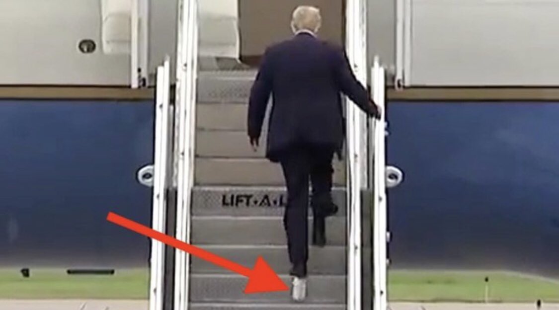 levityball's tweet image. @AynRandPaulRyan White House: REPORT: Toilet paper was not ON Mr. Trump, it was WITH him. #TheDailyShow #thelateshow #JimmyKimmelLive #LateLateShow