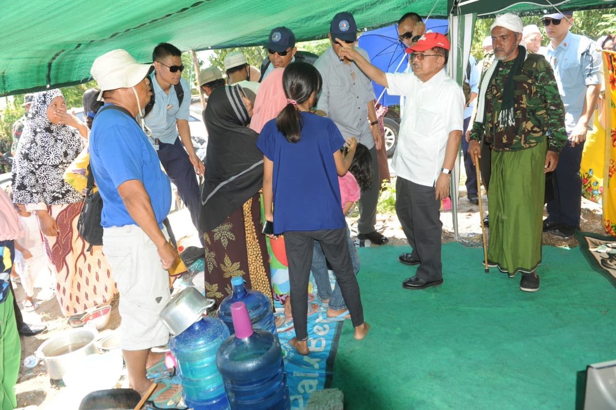 Mengunjungi sejumlah lokasi pengungsian dampak gempa dan tsunami yang menerjang Palu-Donggala-Sigi, Sulawesi Tengah