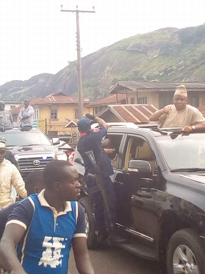 fessy_west's tweet photo. The trio of @SenatorAllover1 ,@KayodeAkinmade and I, @fessy_west moved round the town in motorcade to appreciate all and sundry. It was quite awesome.
 #idanrefirst
#fessywest
@mercy_akinlami @AdeusiBbk @abudu_olumide @topadeg https://t.co/04ZzQ7q22J