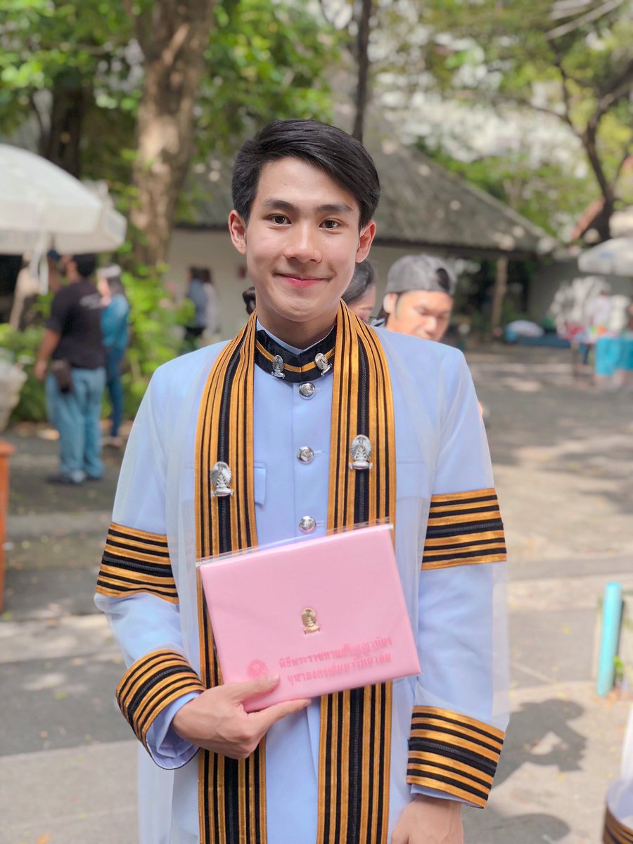 chulacuteboy's tweet photo. พิโน้ตเรียนจบแล้วนะฮับ 😊💗

#ChulaCuteBoy #notee128 https://t.co/PEE9oKwrNG