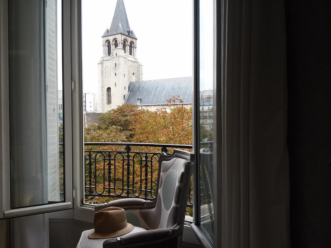 perezreverte's tweet photo. La ventana de la habitación en la que en mayo de 1937 se alojó Lorenzo Falcó en el hotel Madison de París, con la misma vista, fotografiada en octubre de 2018. https://t.co/BzDePA3laZ