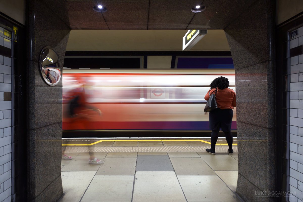 Another 'waiting for #trains' photo for the collection. Taken on the #NorthernLine platform at #ClaphamSouth. It's a beautiful station, though the common is my fave in #Clapham ☺

More #London #photography 

tubemapper.com/clapham-south-…

By Luke Agbaimoni
#travel #streetphotography