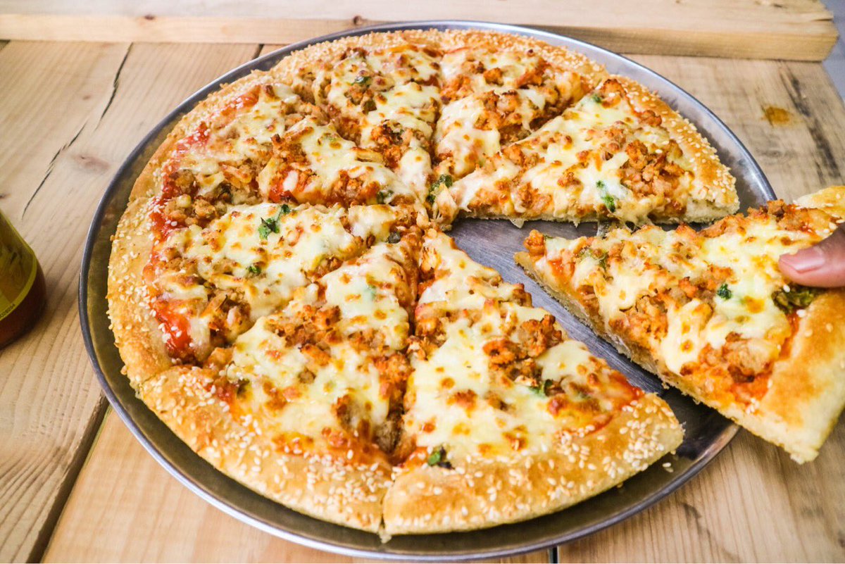 Happy Friday everyone!! di akhir pekan kayak gini paling enak tuh nyantai sama teman atau keluarga, apalagi ditemani seloyang pizza dari Papa Ron’s! mau coba? 😊
.
.
#weekend #tgif #pizza #paparonspizza #🍕 #jktfoodie #jakarta