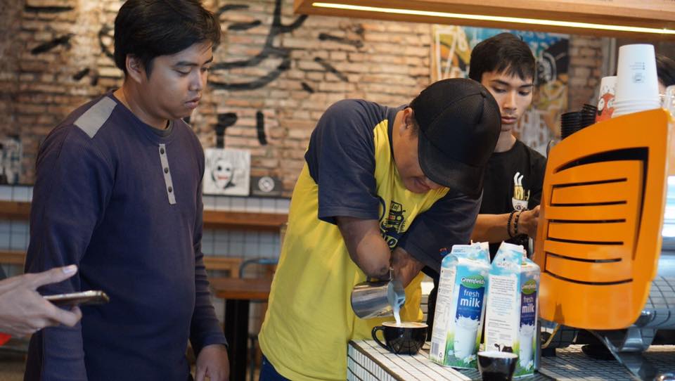 programpeduli's tweet photo. Suatu kebanggaan, alumni barista inklusif @pryakkum mendapat kesempatan untuk magang di salah satu cafe yang sangat terkenal di Indonesia, mereka belajar untuk membuat latte art, membuat berbagai macam kopi bersama dengan barista @filkopstore_id - #Jakarta #IDInklusif https://t.co/fu67Q91l6x