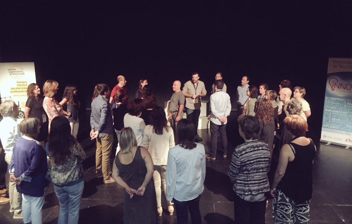 UVstartup's tweet photo. Què divertit començar el dia d’aquesta manera! Gràcies @JaviSotoForm per ensenyar-nos l’art de la #improvisació en #EVInnova2018 #Creativitat #Innovació #EstaEsNuestraHistoria https://t.co/YdSF5mEQcf