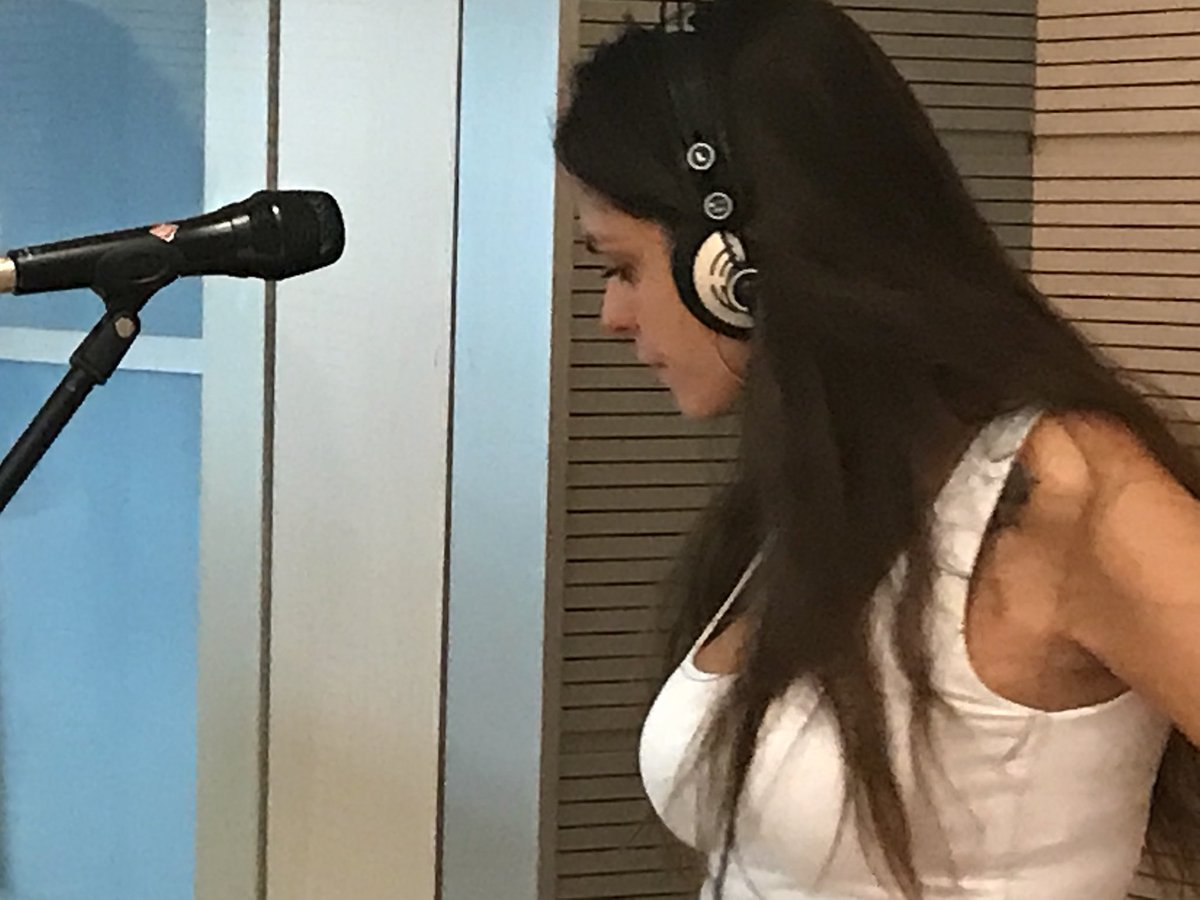 Tras diez años con <a href="/cantecademacao/">Canteca de Macao</a>,  <a href="/AnitaKuruba/">AnitaKuruba</a>  canta por primera vez en solitario <a href="/entredos_luces/">Entre dos luces</a>. Hoy sale el disco: #AnitaKuruba. Ahí va el podcast  rtve.es/a/4774424/ vía <a href="/rtve/">RTVE</a>