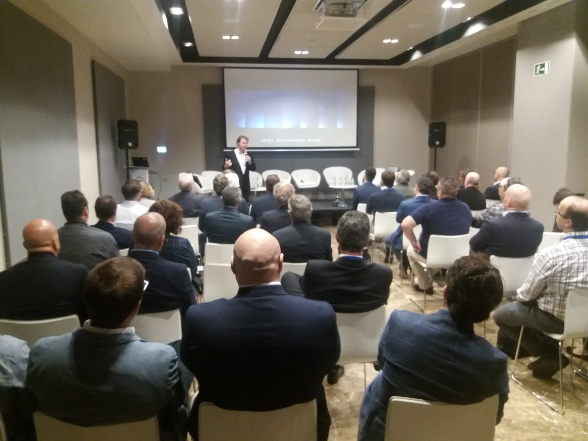 Interesante la mesa redonda moderada por David Camara en el #ForoPiscina sobre #arquitectura y #bienestar con <a href="/naosarquitectur/">NAOS ARQUITECTURA</a> <a href="/ThomasWellness/">Thomas WellnessGroup</a> #studiogronda <a href="/GVA_Arquitectos/">GVA Arquitectos</a> <a href="/CuldeSac_es/">CuldeSac™</a> <a href="/PestanaHotels/">Pestana Hotel Group</a> #resbaladicidad @PiscinaWellness