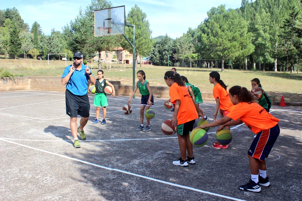 CampusSalinas's tweet photo. Hoy vuelven a la LebOro nuestros entrenadores @car_lanau y @Jserna79. Queremos desearles toda la suerte q merecen. Seguid disfrutando como hacéis disfrutar a nuestros Salineros. Q el espíritu de la montaña os acompañe. BASKET&amp;AMISTAD&amp;NATURALEZA https://t.co/EqBbzv3TBo