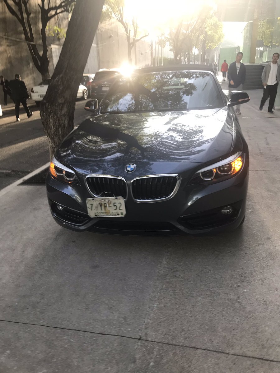 ryela's tweet photo. ¡Otra vez! Agencia BMW de cda de FFCC de Cuernavaca y lago Zurich subiendo autos a la banqueta @UCS_CDMX @BMWMex https://t.co/YckAQNwQfs