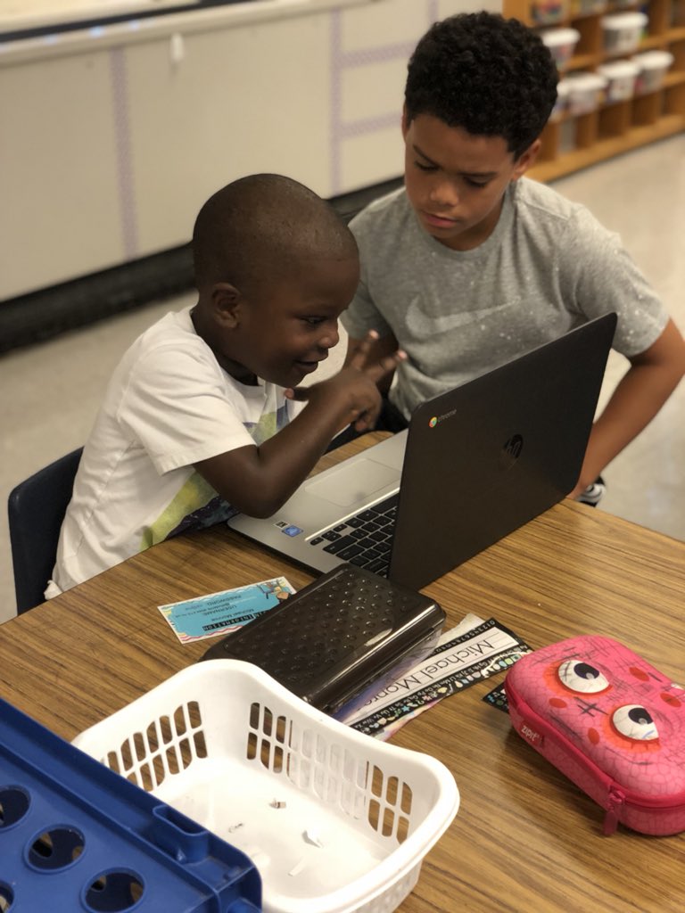 jenkeefeteach's tweet image. 5th grade leaders helping their kindergarten #techbuddies in @JennessEnoch class @EMYoderElem #techbadge