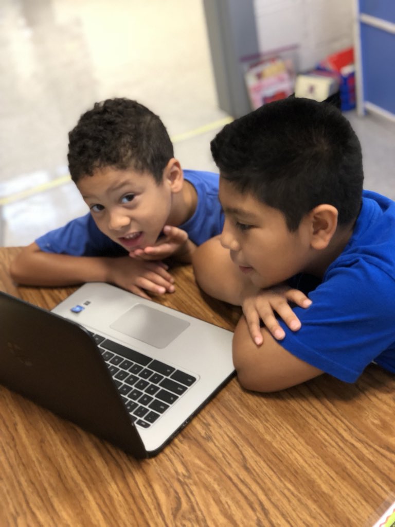 jenkeefeteach's tweet image. 5th grade leaders helping their kindergarten #techbuddies in @JennessEnoch class @EMYoderElem #techbadge