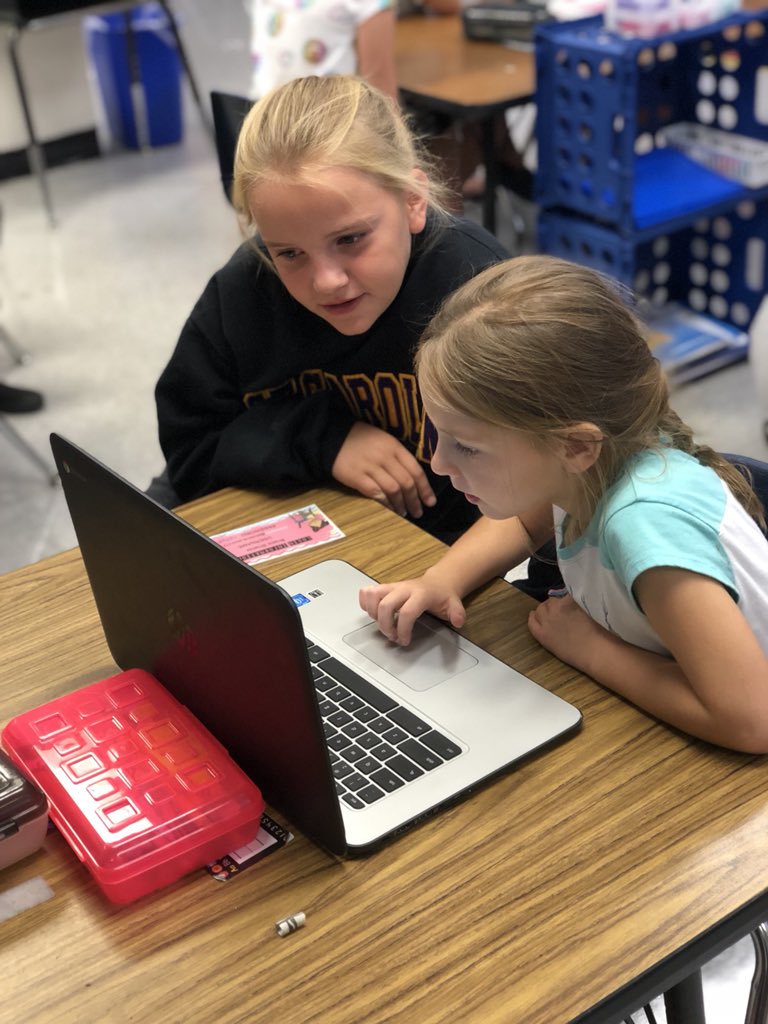 jenkeefeteach's tweet image. 5th grade leaders helping their kindergarten #techbuddies in @JennessEnoch class @EMYoderElem #techbadge