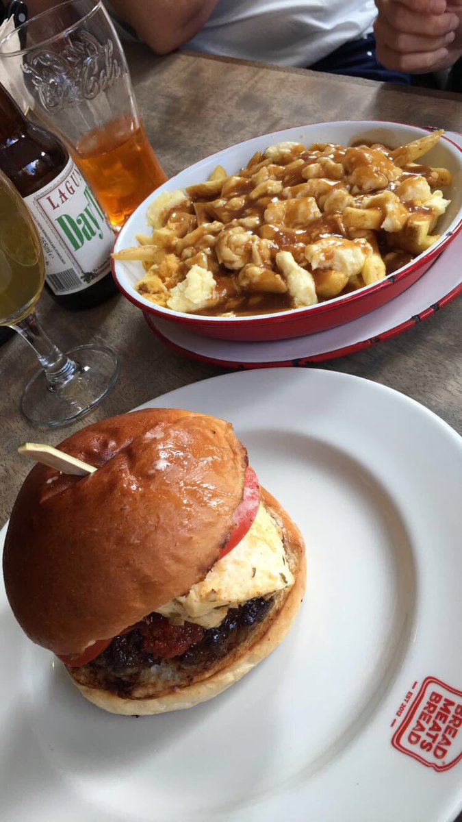 StaceyRedCon's tweet photo. Team lunch!! 😋😍 
#WeLoveFridays #FridayFun #FridayFeeling #WhataTeam #BreadMeatsBread https://t.co/LG5TtglkLm