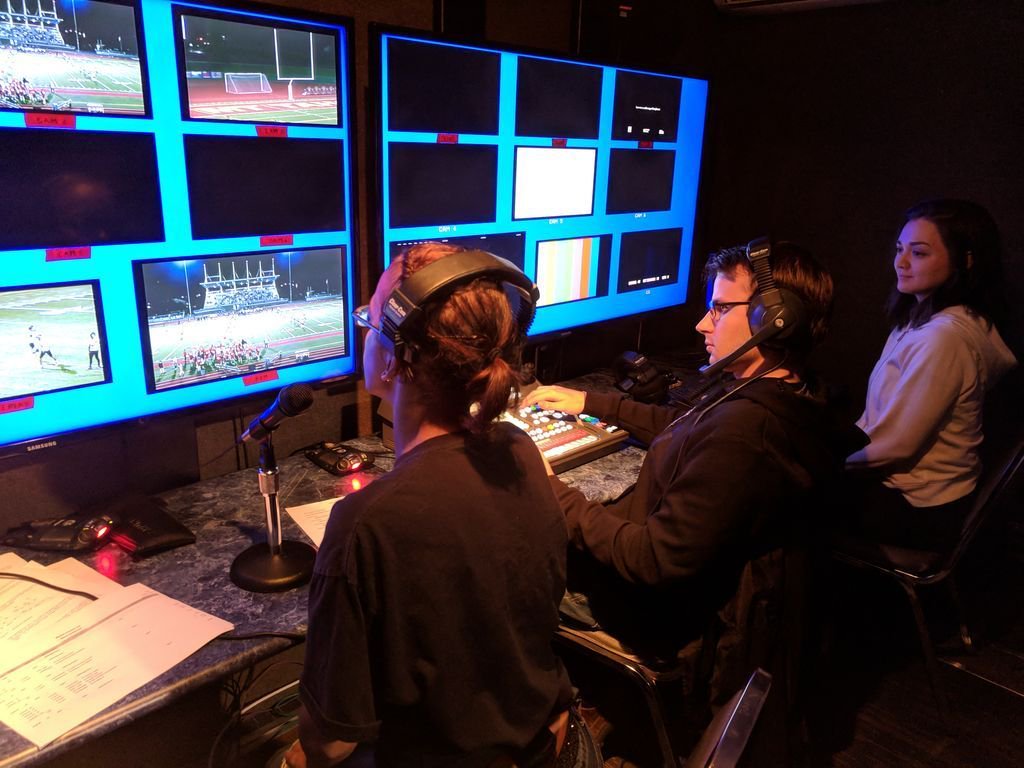 BatesProduction's tweet image. Another start to high School football season with the awesome students from #batesbroadcastvideoproduction.  Our students Rock!