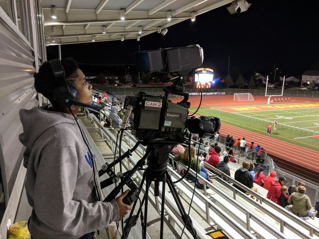 BatesProduction's tweet image. Another start to high School football season with the awesome students from #batesbroadcastvideoproduction.  Our students Rock!
