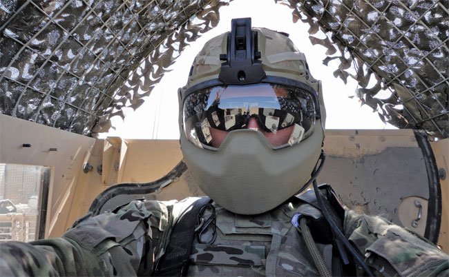 Mssn65 En Twitter フルフェイスの軍用ヘルメットが最近の流行りだけど 防護マスクを付ける時はどうするんだろと前から疑問だった なるほどねぇ
