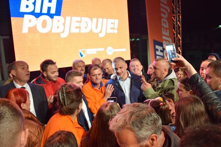 Ceda_Jovanovic's tweet photo. Na sve su spremni da vas spreče, ali neće uspeti. Pretiće da nema plata, da nema penzija, da nema života, ali – uzalud. Pretiće, ali svaka reč o vama dokaz je da vredite. Zapamtite: Dobro uvek pobeđuje zlo. https://t.co/eViW8gq7N6