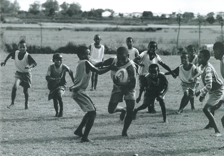 Mag_Attitude's tweet photo. // LES SOURIRES DE MADAGASCAR //
A Madagascar, l'association les enfants de l'ovale tente de donner de nouveaux repères, notamment par la pratique du rugby, à des enfants défavorisés.
Attitude Rugby #51 // Photo : Julien Poupart + Texte : Emilie Suzanne https://t.co/9cwjf45CKC