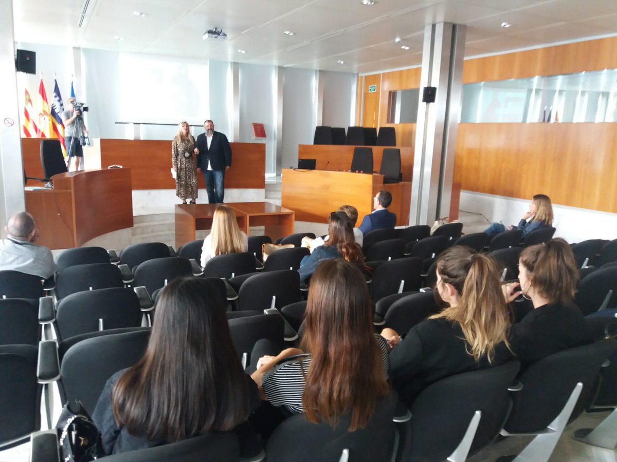 adr_balears's tweet image. Eivissa ha tancat les jornades #InsightLab per a dissenyadors i empresaris de la moda. Aquest matí, han conegut el pronòstic de tendències amb @wgsn i la innovació en la indústria de calçat amb @InescopTech. @mporrasromero i @Diazmarta6 han presentat l'acte a  @Consell_Eivissa